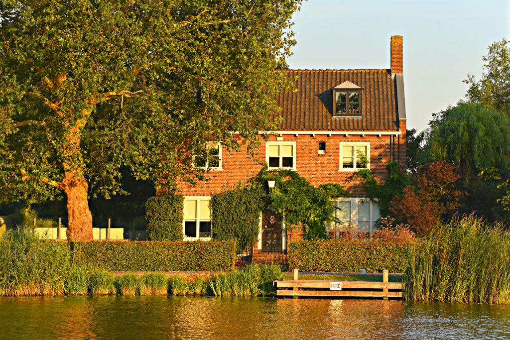 Moderne woning met groene tuin en nette voortuin die de aantrekkingskracht van een huis verbeteren