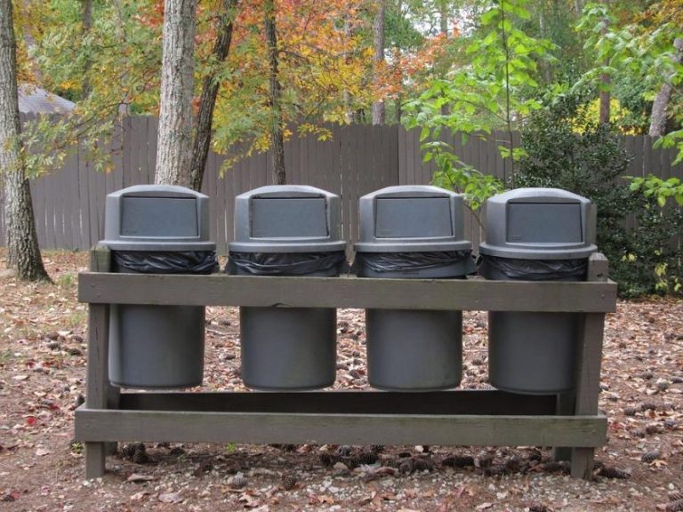 Afvalbakken voor het gescheiden inzamelen van afvalstromen zoals papier, plastic en GFT voor recycling en hergebruik