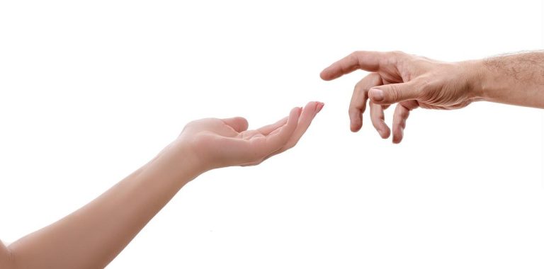 Over ons Twee partners in gesprek tijdens relatie coaching sessie, gericht op verbetering van communicatie en versterking van hun verb